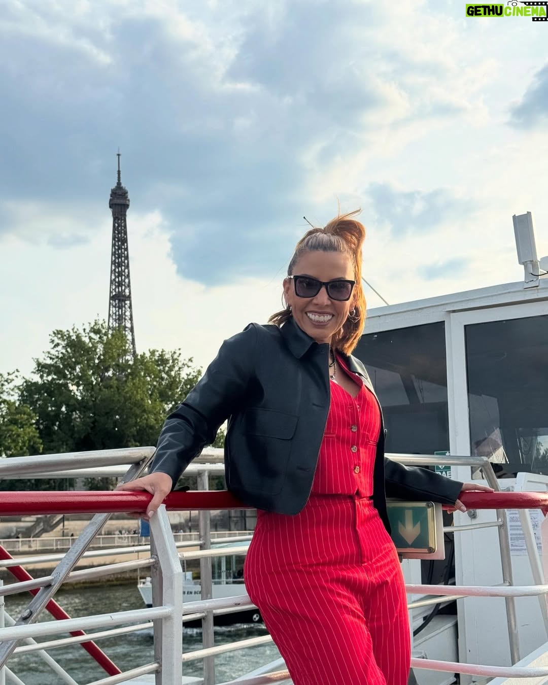 Vanessa Senior - 8.3K Likes - Una tardecita relajada en Paris! Como para no salirme de mi humilde rutina.

#Paris