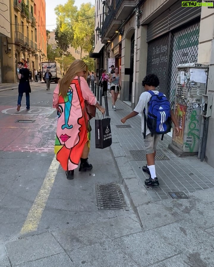 Vanessa Senior - 29K Likes - En algún momento, sentada en algún avión, pasando por tanto en las relaciones sentimentales busqué en mi corazón algo que no me doliera, y cuando su carita vino a mi mente algo me dijo “Vane el amor no duele” , ese día entendí que el amor verdadero solo va de amar así como yo lo amo a él, lo amo sabiendo que no es mio, lo amo sabiendo que él sonríe cada vez que piensa en mí. 

Porque con él he aprendido a estar segura de quién soy para cada quien, y eso me da seguridad. 

Ya pronto estarás más alto, y yo procuraré brincar alto! 

Me hace feliz verlo feliz. 

Es amor! Punto.

Te amo @elmatiasmartinez10 infinitamente.