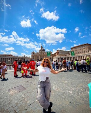Vanessa Senior Instagram - Una tarde por Roma, a donde nos traen todos los caminos.

Caminamos, grabamos, hicimos fotos. Nos reímos, el gentío no nos dejaba meternos a los sitios, es que hoy fue la primera Misa del Papa, y aquí habían más de 250mil personas. 

Ustedes saben que yo soy humilde, no voy a misa, pero me antojé de la primera del papa y aquí estoy. 

Seguimos en Italia. Y esta semana va a estar fascinante! 

Sigan viendo 

#Roma #Italia #DolceConcert