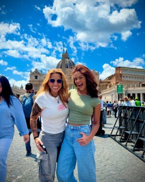 Vanessa Senior Instagram - Una tarde por Roma, a donde nos traen todos los caminos.

Caminamos, grabamos, hicimos fotos. Nos reímos, el gentío no nos dejaba meternos a los sitios, es que hoy fue la primera Misa del Papa, y aquí habían más de 250mil personas. 

Ustedes saben que yo soy humilde, no voy a misa, pero me antojé de la primera del papa y aquí estoy. 

Seguimos en Italia. Y esta semana va a estar fascinante! 

Sigan viendo 

#Roma #Italia #DolceConcert
