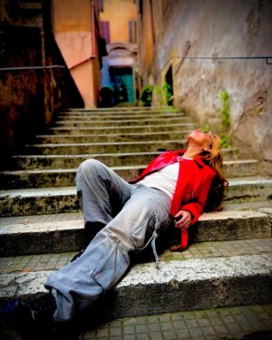 Vanessa Senior Instagram - Una tarde por Roma, a donde nos traen todos los caminos.

Caminamos, grabamos, hicimos fotos. Nos reímos, el gentío no nos dejaba meternos a los sitios, es que hoy fue la primera Misa del Papa, y aquí habían más de 250mil personas. 

Ustedes saben que yo soy humilde, no voy a misa, pero me antojé de la primera del papa y aquí estoy. 

Seguimos en Italia. Y esta semana va a estar fascinante! 

Sigan viendo 

#Roma #Italia #DolceConcert