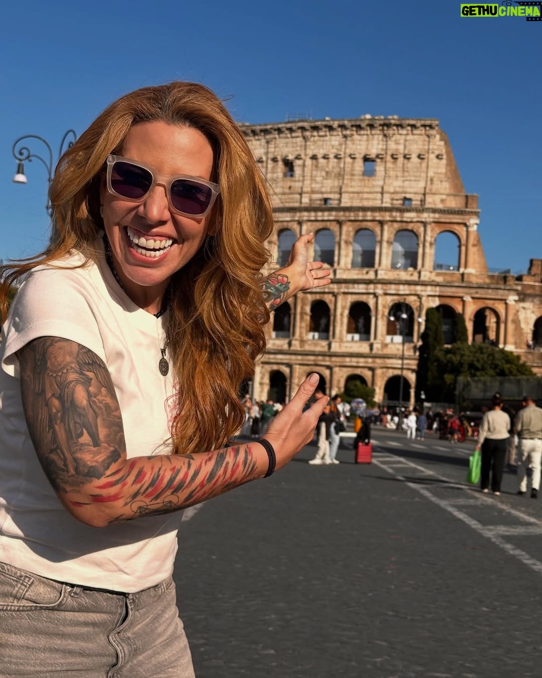 Vanessa Senior - 8.6K Likes - Una tarde por Roma, a donde nos traen todos los caminos.

Caminamos, grabamos, hicimos fotos. Nos reímos, el gentío no nos dejaba meternos a los sitios, es que hoy fue la primera Misa del Papa, y aquí habían más de 250mil personas. 

Ustedes saben que yo soy humilde, no voy a misa, pero me antojé de la primera del papa y aquí estoy. 

Seguimos en Italia. Y esta semana va a estar fascinante! 

Sigan viendo 

#Roma #Italia #DolceConcert