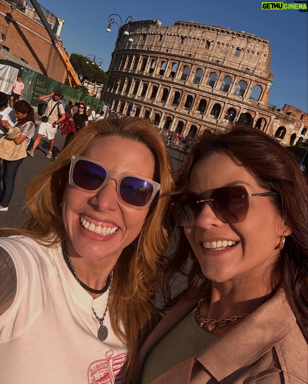Vanessa Senior - 8.6K Likes - Una tarde por Roma, a donde nos traen todos los caminos.

Caminamos, grabamos, hicimos fotos. Nos reímos, el gentío no nos dejaba meternos a los sitios, es que hoy fue la primera Misa del Papa, y aquí habían más de 250mil personas. 

Ustedes saben que yo soy humilde, no voy a misa, pero me antojé de la primera del papa y aquí estoy. 

Seguimos en Italia. Y esta semana va a estar fascinante! 

Sigan viendo 

#Roma #Italia #DolceConcert
