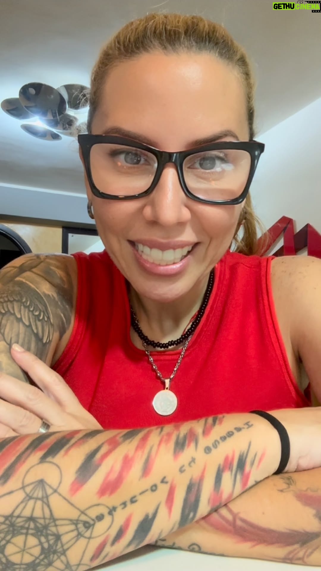 Vanessa Senior - 13.7K Likes - Hoy ha sido un día movido! Y yo, me he tomado el tiempo de investigar a fondo ciertas cosas! 

Cuéntenme qué piensan de esto?