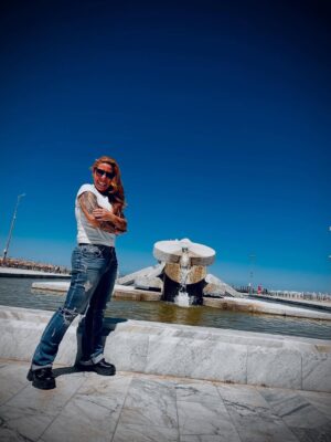 Vanessa Senior Instagram - Estaba jugando a borrar gente de mis fotos y casi me borro a mi misma. 

Palabras más … palabras menos…. Ha sido una gira increíble y llena de bendiciones. Aún tengo JetLag, pero funciona para despertar a las 5am y sentir que me rinde el día aunque a las 7pm ya siento que son las 3. 

Seguimos disfrutando… sigan viendo.