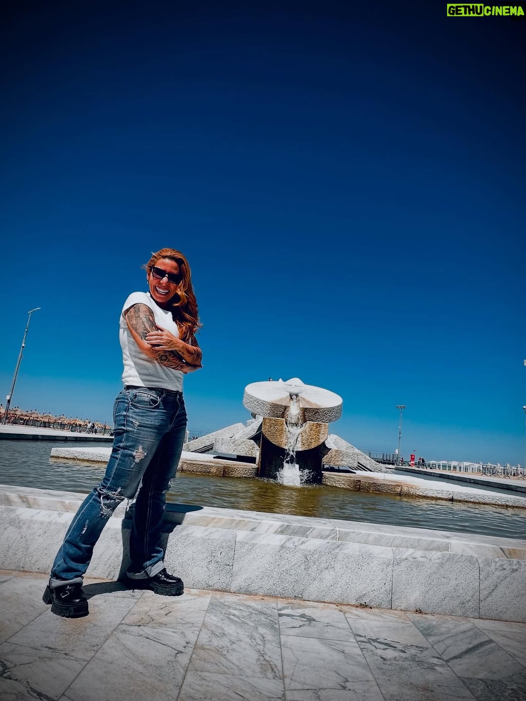 Vanessa Senior - 4.9K Likes - Estaba jugando a borrar gente de mis fotos y casi me borro a mi misma. 

Palabras más … palabras menos…. Ha sido una gira increíble y llena de bendiciones. Aún tengo JetLag, pero funciona para despertar a las 5am y sentir que me rinde el día aunque a las 7pm ya siento que son las 3. 

Seguimos disfrutando… sigan viendo.
