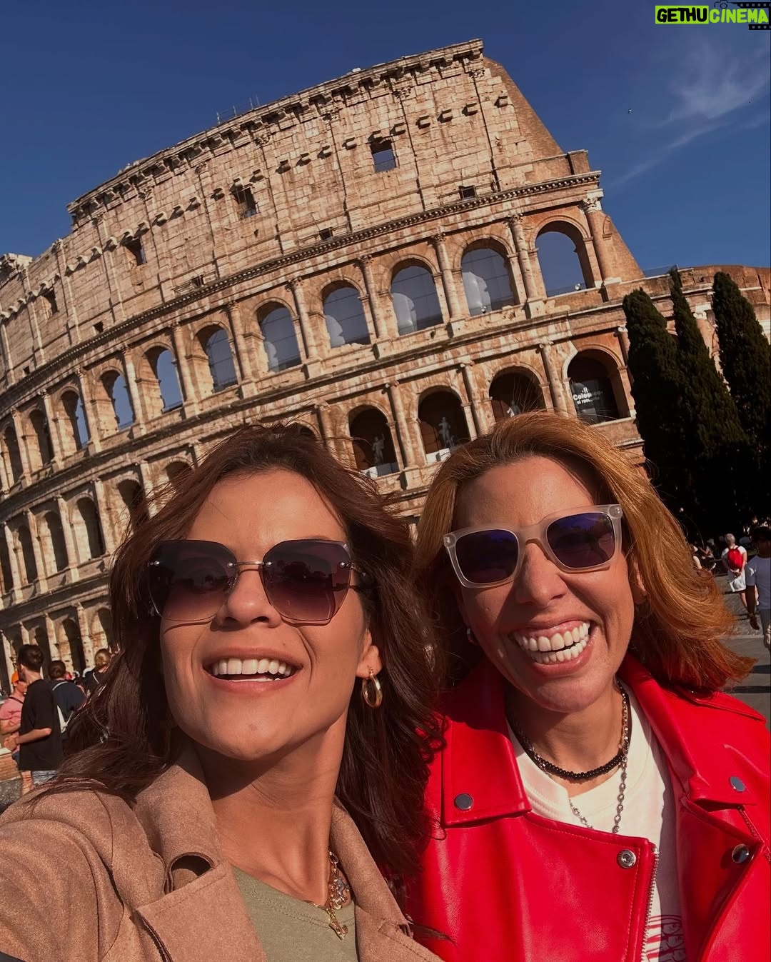 Vanessa Senior - 8.6K Likes - Una tarde por Roma, a donde nos traen todos los caminos.

Caminamos, grabamos, hicimos fotos. Nos reímos, el gentío no nos dejaba meternos a los sitios, es que hoy fue la primera Misa del Papa, y aquí habían más de 250mil personas. 

Ustedes saben que yo soy humilde, no voy a misa, pero me antojé de la primera del papa y aquí estoy. 

Seguimos en Italia. Y esta semana va a estar fascinante! 

Sigan viendo 

#Roma #Italia #DolceConcert