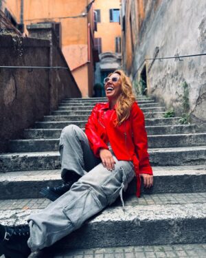 Vanessa Senior Instagram - Una tarde por Roma, a donde nos traen todos los caminos.

Caminamos, grabamos, hicimos fotos. Nos reímos, el gentío no nos dejaba meternos a los sitios, es que hoy fue la primera Misa del Papa, y aquí habían más de 250mil personas. 

Ustedes saben que yo soy humilde, no voy a misa, pero me antojé de la primera del papa y aquí estoy. 

Seguimos en Italia. Y esta semana va a estar fascinante! 

Sigan viendo 

#Roma #Italia #DolceConcert