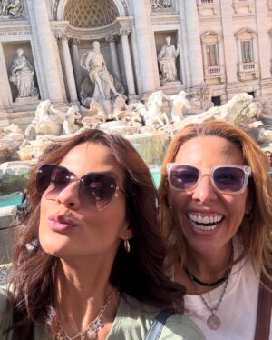Vanessa Senior Instagram - Una tarde por Roma, a donde nos traen todos los caminos.

Caminamos, grabamos, hicimos fotos. Nos reímos, el gentío no nos dejaba meternos a los sitios, es que hoy fue la primera Misa del Papa, y aquí habían más de 250mil personas. 

Ustedes saben que yo soy humilde, no voy a misa, pero me antojé de la primera del papa y aquí estoy. 

Seguimos en Italia. Y esta semana va a estar fascinante! 

Sigan viendo 

#Roma #Italia #DolceConcert