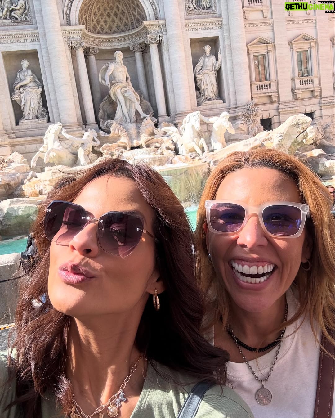 Vanessa Senior - 8.6K Likes - Una tarde por Roma, a donde nos traen todos los caminos.

Caminamos, grabamos, hicimos fotos. Nos reímos, el gentío no nos dejaba meternos a los sitios, es que hoy fue la primera Misa del Papa, y aquí habían más de 250mil personas. 

Ustedes saben que yo soy humilde, no voy a misa, pero me antojé de la primera del papa y aquí estoy. 

Seguimos en Italia. Y esta semana va a estar fascinante! 

Sigan viendo 

#Roma #Italia #DolceConcert