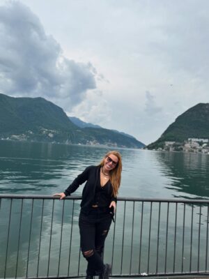 Vanessa Senior Instagram - Estaba jugando a borrar gente de mis fotos y casi me borro a mi misma. 

Palabras más … palabras menos…. Ha sido una gira increíble y llena de bendiciones. Aún tengo JetLag, pero funciona para despertar a las 5am y sentir que me rinde el día aunque a las 7pm ya siento que son las 3. 

Seguimos disfrutando… sigan viendo.