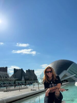 Vanessa Senior Instagram - Estaba jugando a borrar gente de mis fotos y casi me borro a mi misma. 

Palabras más … palabras menos…. Ha sido una gira increíble y llena de bendiciones. Aún tengo JetLag, pero funciona para despertar a las 5am y sentir que me rinde el día aunque a las 7pm ya siento que son las 3. 

Seguimos disfrutando… sigan viendo.
