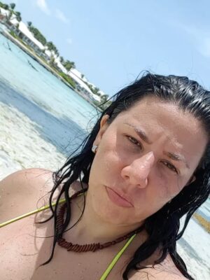 Vanessa Senior Instagram - Si retrocedo mi vida 11 años atrás, solo llegó al momento en el que me llamaron y me dijeron “Vane, Yona está pariendo hoy” y sin mediar palabra corrí a esa clínica en San Bernardino. Solo con ganas de conocerte! 

Llegué nerviosa, posiblemente llegaba a hacer acto de presencia y no aparecería sino esporádicamente ! Pero apenas te sacaron de sala de parto la enfermera te puso por arte de magia frente a mi, y me enamoré. 

Tengo 11 años amándote @elmatiasmartinez10 y sé que mi sentimiento es inagotable! 

Ya estoy mayor, porque voy a seguir viendo tus videos y poniéndolos una y otra vez, mientras tú creces y seguro dices “Vanessa ya!!!” 

Hoy no estoy allí a tu lado! Pero créeme que mi celebración es auténtica y estoy orgullosa del hombrecito en el que te estás convirtiendo. 

Feliz cumpleaños hijo, te amo, Dios te bendiga!