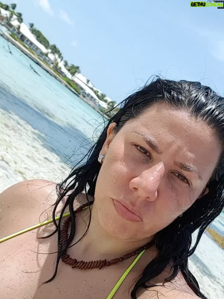 Vanessa Senior - 24.9K Likes - Si retrocedo mi vida 11 años atrás, solo llegó al momento en el que me llamaron y me dijeron “Vane, Yona está pariendo hoy” y sin mediar palabra corrí a esa clínica en San Bernardino. Solo con ganas de conocerte! 

Llegué nerviosa, posiblemente llegaba a hacer acto de presencia y no aparecería sino esporádicamente ! Pero apenas te sacaron de sala de parto la enfermera te puso por arte de magia frente a mi, y me enamoré. 

Tengo 11 años amándote @elmatiasmartinez10 y sé que mi sentimiento es inagotable! 

Ya estoy mayor, porque voy a seguir viendo tus videos y poniéndolos una y otra vez, mientras tú creces y seguro dices “Vanessa ya!!!” 

Hoy no estoy allí a tu lado! Pero créeme que mi celebración es auténtica y estoy orgullosa del hombrecito en el que te estás convirtiendo. 

Feliz cumpleaños hijo, te amo, Dios te bendiga!