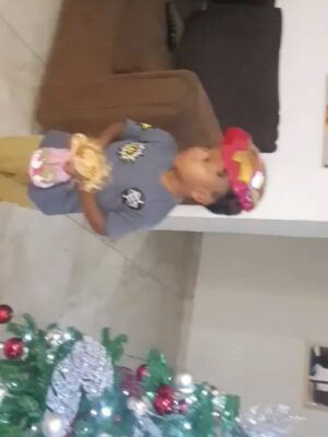 Vanessa Senior Instagram - Si retrocedo mi vida 11 años atrás, solo llegó al momento en el que me llamaron y me dijeron “Vane, Yona está pariendo hoy” y sin mediar palabra corrí a esa clínica en San Bernardino. Solo con ganas de conocerte! 

Llegué nerviosa, posiblemente llegaba a hacer acto de presencia y no aparecería sino esporádicamente ! Pero apenas te sacaron de sala de parto la enfermera te puso por arte de magia frente a mi, y me enamoré. 

Tengo 11 años amándote @elmatiasmartinez10 y sé que mi sentimiento es inagotable! 

Ya estoy mayor, porque voy a seguir viendo tus videos y poniéndolos una y otra vez, mientras tú creces y seguro dices “Vanessa ya!!!” 

Hoy no estoy allí a tu lado! Pero créeme que mi celebración es auténtica y estoy orgullosa del hombrecito en el que te estás convirtiendo. 

Feliz cumpleaños hijo, te amo, Dios te bendiga!