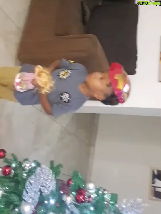 Vanessa Senior - 24.9K Likes - Si retrocedo mi vida 11 años atrás, solo llegó al momento en el que me llamaron y me dijeron “Vane, Yona está pariendo hoy” y sin mediar palabra corrí a esa clínica en San Bernardino. Solo con ganas de conocerte! 

Llegué nerviosa, posiblemente llegaba a hacer acto de presencia y no aparecería sino esporádicamente ! Pero apenas te sacaron de sala de parto la enfermera te puso por arte de magia frente a mi, y me enamoré. 

Tengo 11 años amándote @elmatiasmartinez10 y sé que mi sentimiento es inagotable! 

Ya estoy mayor, porque voy a seguir viendo tus videos y poniéndolos una y otra vez, mientras tú creces y seguro dices “Vanessa ya!!!” 

Hoy no estoy allí a tu lado! Pero créeme que mi celebración es auténtica y estoy orgullosa del hombrecito en el que te estás convirtiendo. 

Feliz cumpleaños hijo, te amo, Dios te bendiga!