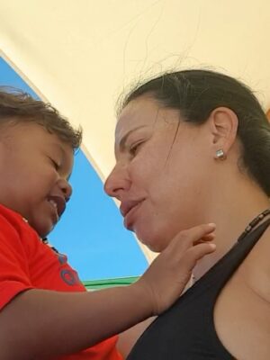 Vanessa Senior Instagram - Si retrocedo mi vida 11 años atrás, solo llegó al momento en el que me llamaron y me dijeron “Vane, Yona está pariendo hoy” y sin mediar palabra corrí a esa clínica en San Bernardino. Solo con ganas de conocerte! 

Llegué nerviosa, posiblemente llegaba a hacer acto de presencia y no aparecería sino esporádicamente ! Pero apenas te sacaron de sala de parto la enfermera te puso por arte de magia frente a mi, y me enamoré. 

Tengo 11 años amándote @elmatiasmartinez10 y sé que mi sentimiento es inagotable! 

Ya estoy mayor, porque voy a seguir viendo tus videos y poniéndolos una y otra vez, mientras tú creces y seguro dices “Vanessa ya!!!” 

Hoy no estoy allí a tu lado! Pero créeme que mi celebración es auténtica y estoy orgullosa del hombrecito en el que te estás convirtiendo. 

Feliz cumpleaños hijo, te amo, Dios te bendiga!