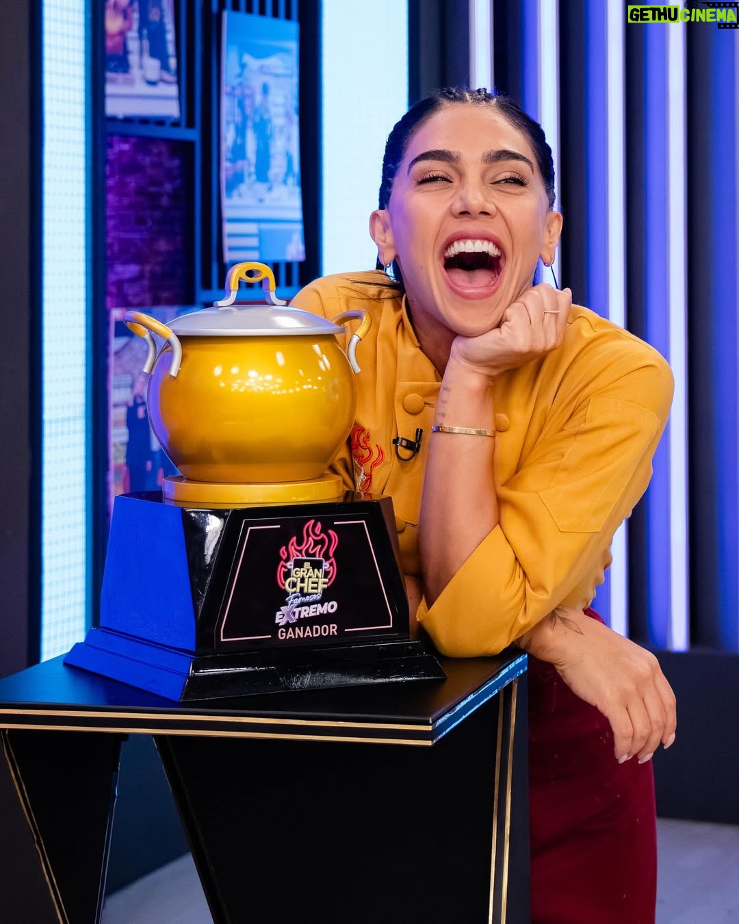 Vania Bludau - 34K Likes - Todavía me cuesta creerlo… GANÉ! 🥹💖✨
Esta olla dorada no solo representa un premio, sino un viaje profundo de transformación.
Este programa me regaló mucho más que una competencia, me devolvió la alegría, la pasión por aprender, las ganas de reír otra vez… y una nueva familia en cada uno de mis compañeros.

Encontrar personas con las que conectas tan rápido y de forma tan auténtica no pasa todos los días. Aquí reímos, cocinamos, lloramos y crecimos juntos.

Gracias a todos los que me acompañaron en este viaje, mi familia y amigos (sin ustedes… no sé y tampoco quiero saberlo 🤭❤️‍🩹).
Gracias por cada voto de confianza, por cada mensaje, por hacerme sentir tan querida.

Y sobre todo, gracias a Dios, porque cuando crees en Él, incluso los días más grises pueden transformarse en luz.

Ohhh y no me puedo olvidar de los que hacen todo esto posible. Gracias infinitas a cada persona del equipo detrás de cámaras! Producción, cámaras, asistentes, editores… TODOS! Su entrega, cariño y esfuerzo hicieron de esta experiencia algo inolvidable en mi vida. 

Con amor, con  mucha gratitud. 🙏🏼🙂‍↔️🫶🏼💖

Gracias, Perú! Gracias, Gran Chef! Y gracias vida por este regalo!

LARGA VIDA AL GRAN CHEF FAMOSOS!!! 🌟
@elgrancheffamosos.tv @rayoenlabotella @latina.pe