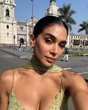 Vania Bludau Instagram - Surrounded by love, dressed in dreams... ⨠@yahelwaisman