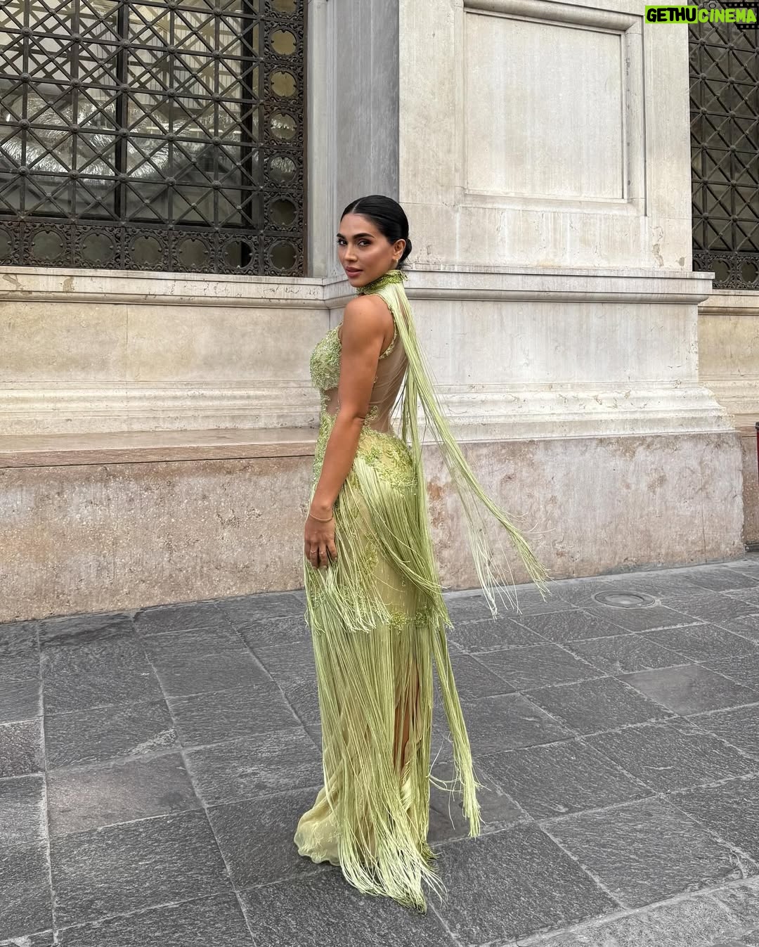 Vania Bludau - 132.8K Likes - Surrounded by love, dressed in dreams... ✨ @yahelwaisman