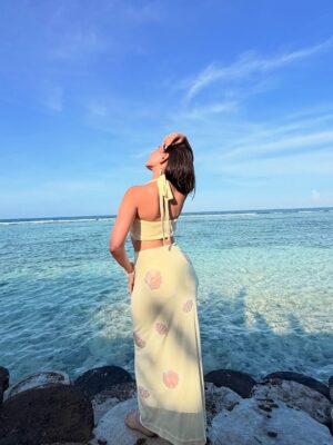 Vanshika Instagram - Ocean breeze & seashell tease 🐚🧜♀️
Outfit: @nadi___nadi___
Earrings: @shaheenandstudio