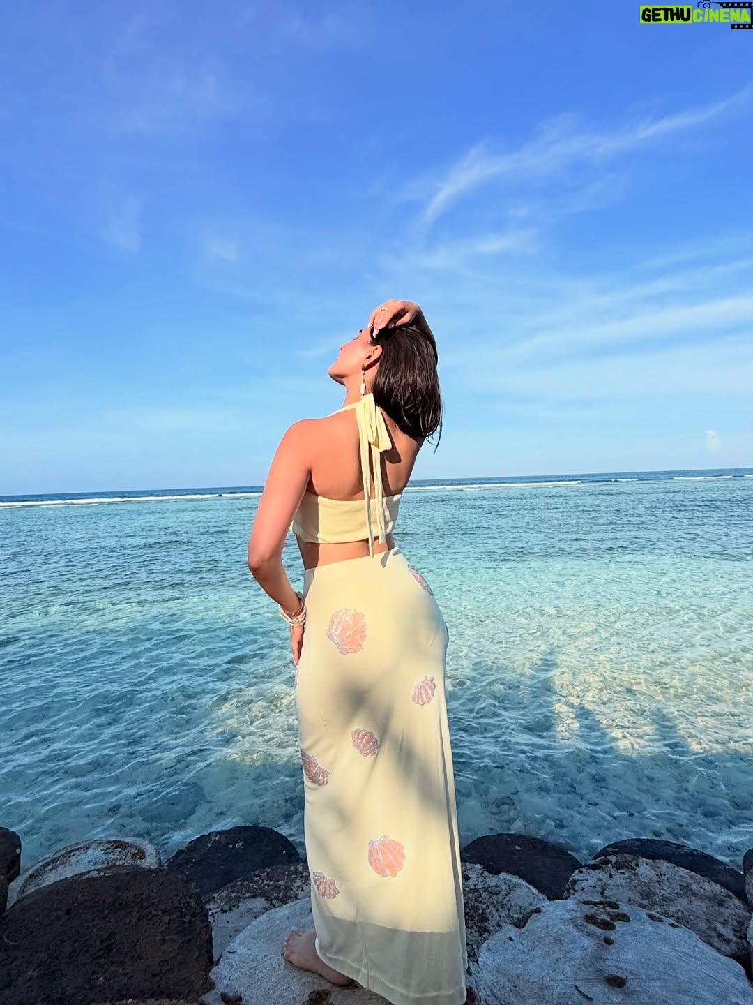 Vanshika - 8.5K Likes - Ocean breeze & seashell tease 🐚🧜‍♀️

Outfit: @nadi___nadi___ 
Earrings: @shaheenandstudio