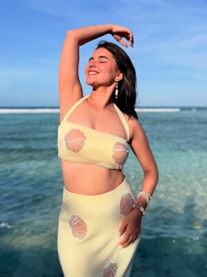 Vanshika Instagram - Ocean breeze & seashell tease 🐚🧜♀️
Outfit: @nadi___nadi___
Earrings: @shaheenandstudio