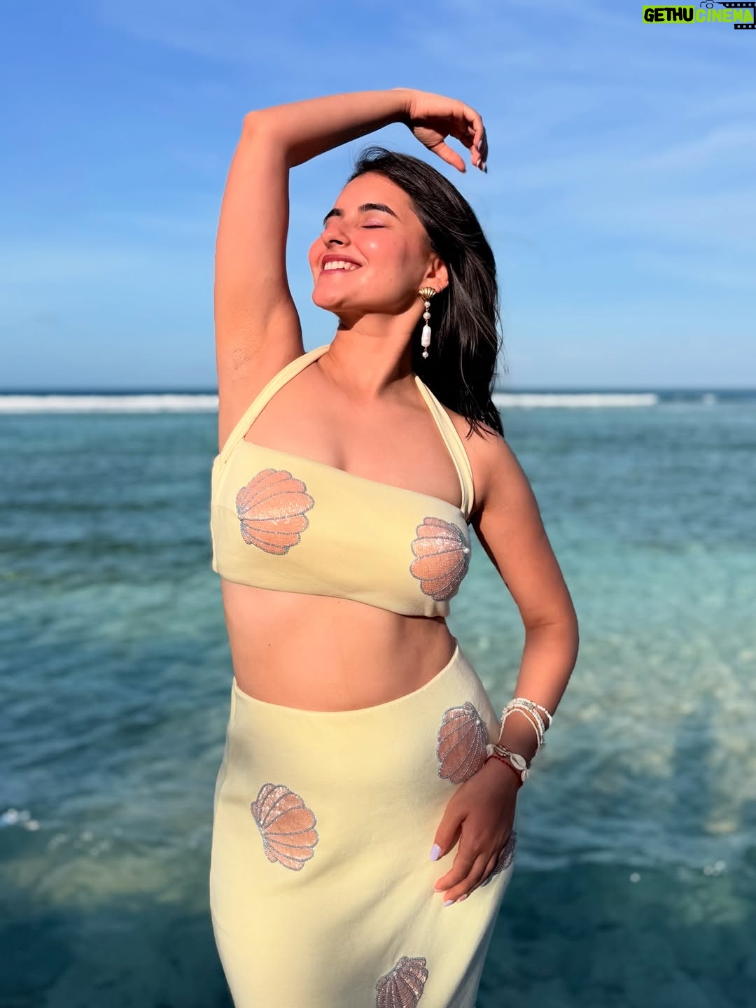 Vanshika - 8.5K Likes - Ocean breeze & seashell tease 🐚🧜‍♀️

Outfit: @nadi___nadi___ 
Earrings: @shaheenandstudio