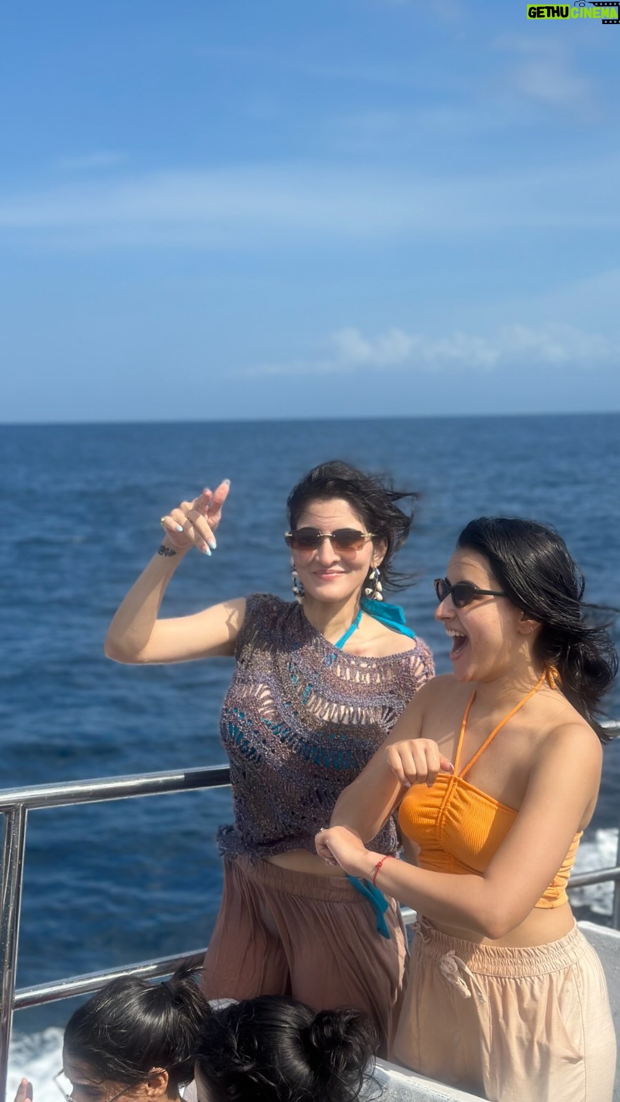 Vanshika - 31.9K Likes - Going crazy with random beach transition 🏝️💞