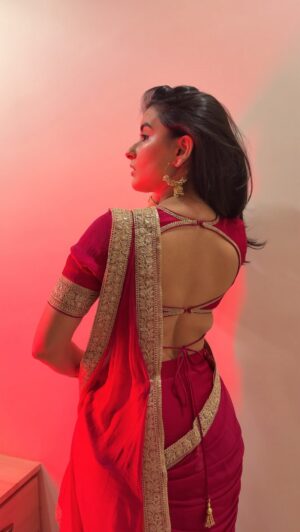 Vanshika Instagram - badan pe sitare ✨
@sanampuri
#reels#explore#transition#saree#trendingnow#trending#fyp#retrovibes