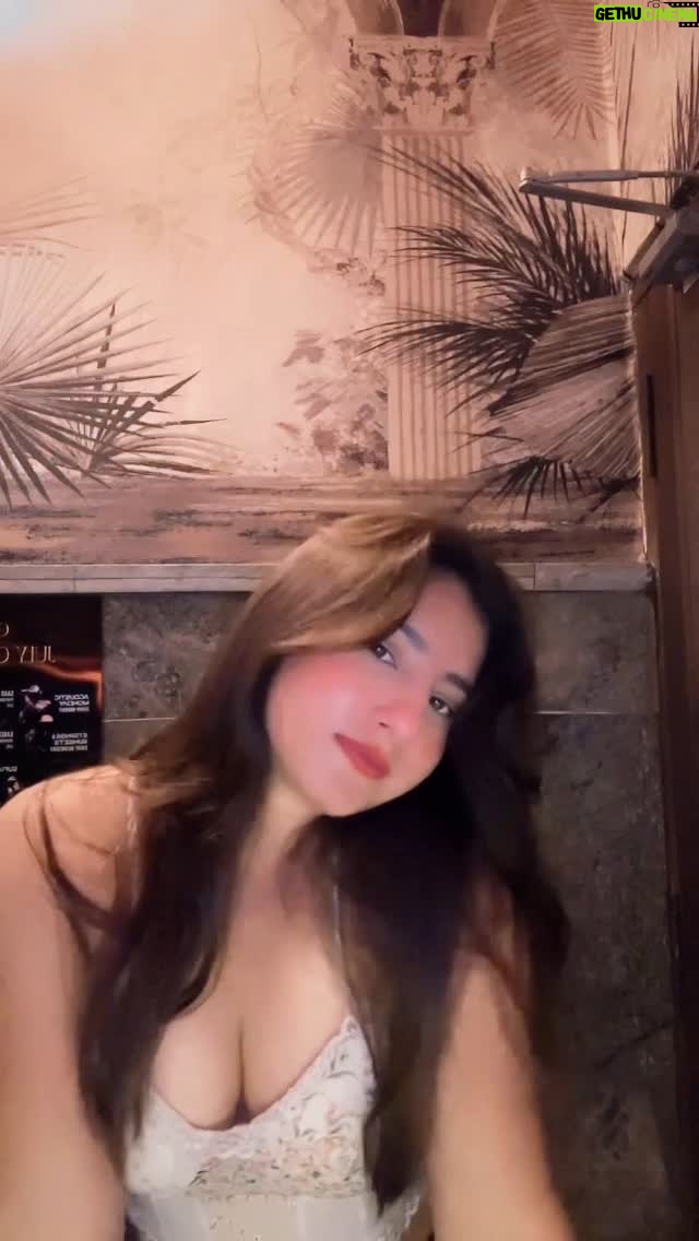 Vanya Nagpal - 19.5K Likes - Prettyyy hair pretttyyy me😋💗