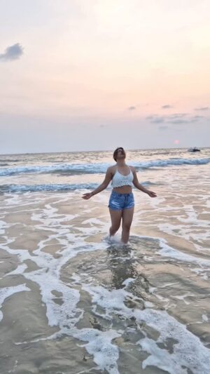 Vanya Nagpal Instagram - Take me back😭🏖️