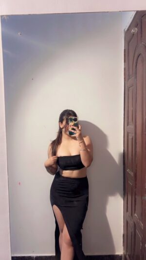 Vanya Nagpal Instagram - Humko na khabar kab kese aaya vo💁🏻♀️
Dress - @tandulclothing
