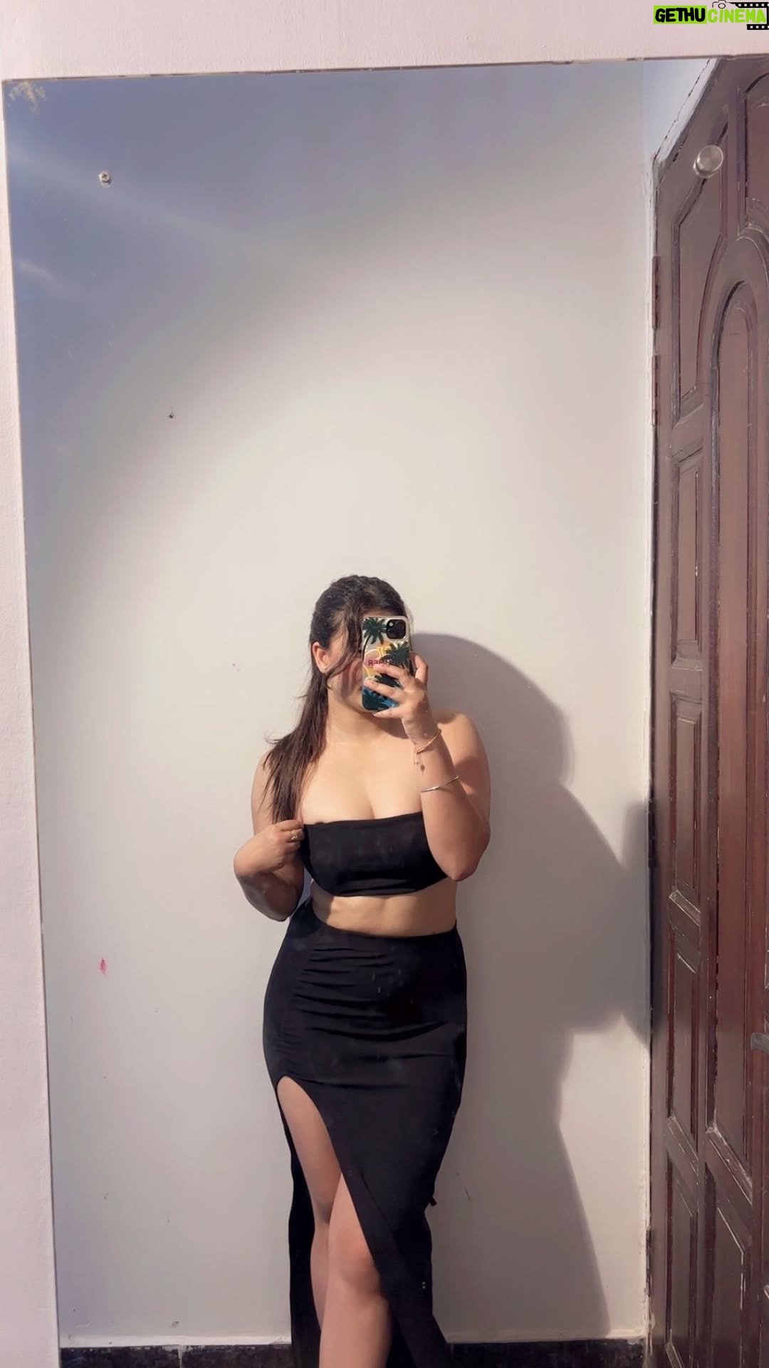 Vanya Nagpal - 32.3K Likes - Humko na khabar kab kese aaya vo💁🏻‍♀️
Dress - @tandulclothing