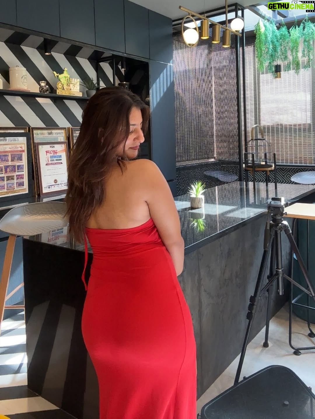 Vanya Nagpal - 9.1K Likes - Red flag? Nah. Red velvet cake💁🏻‍♀️😋