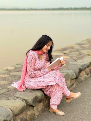 Varsha Panghal Instagram - मुझे हद में और ख़ुद में रहना पसंद है
और लोग इसे मेरा ग़ुरूर समझते है 🤓♥️