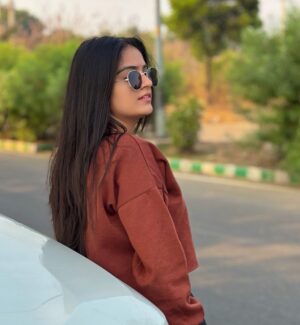 Varsha Panghal Instagram - लफ़्ज़ कम है पर बहुत प्यारे है ,
तुम हमारे हो हम तुम्हारे है …! 🦁🕊️