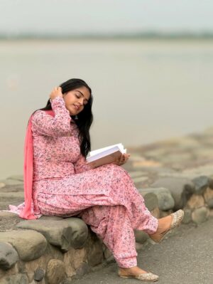 Varsha Panghal Instagram - मुझे हद में और ख़ुद में रहना पसंद है
और लोग इसे मेरा ग़ुरूर समझते है 🤓♥️
