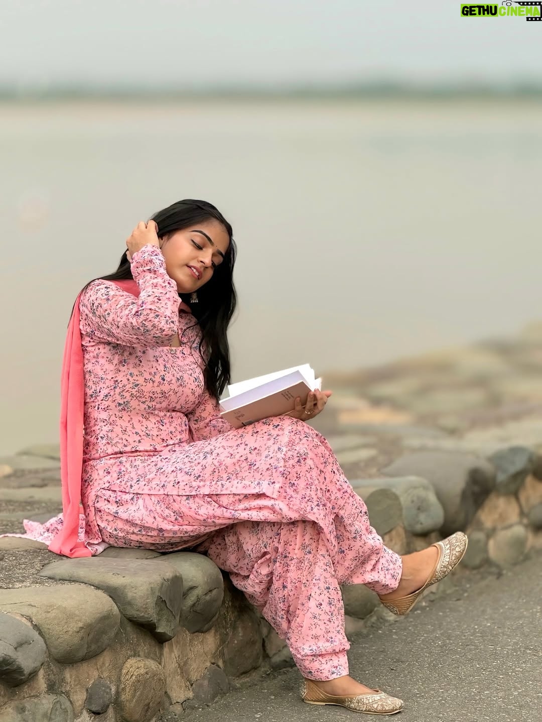 Varsha Panghal - 44.8K Likes - मुझे हद में और ख़ुद में रहना पसंद है 
और लोग इसे मेरा ग़ुरूर समझते है 🤓♥️