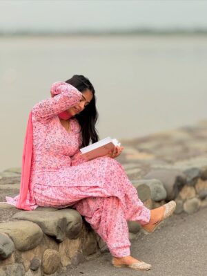 Varsha Panghal Instagram - मुझे हद में और ख़ुद में रहना पसंद है
और लोग इसे मेरा ग़ुरूर समझते है 🤓♥️