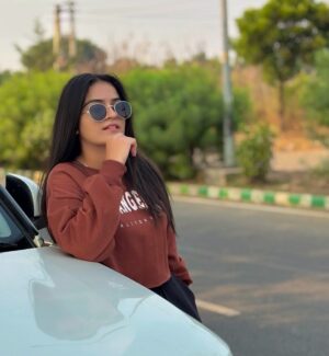 Varsha Panghal Instagram - लफ़्ज़ कम है पर बहुत प्यारे है ,
तुम हमारे हो हम तुम्हारे है …! 🦁🕊️