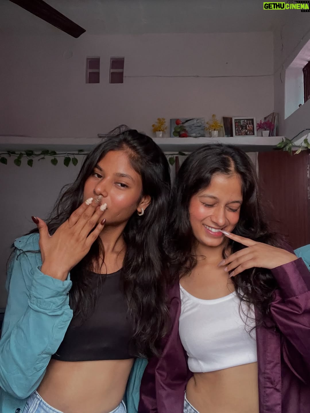 Varsha Sapna - 4.5K Likes - “Oversized shirts, big smiles & better vibes ✨”

#reelitfeelit #reelkarofeelkaro #goviral #instagram #instagood #explorepage #attitude #expression