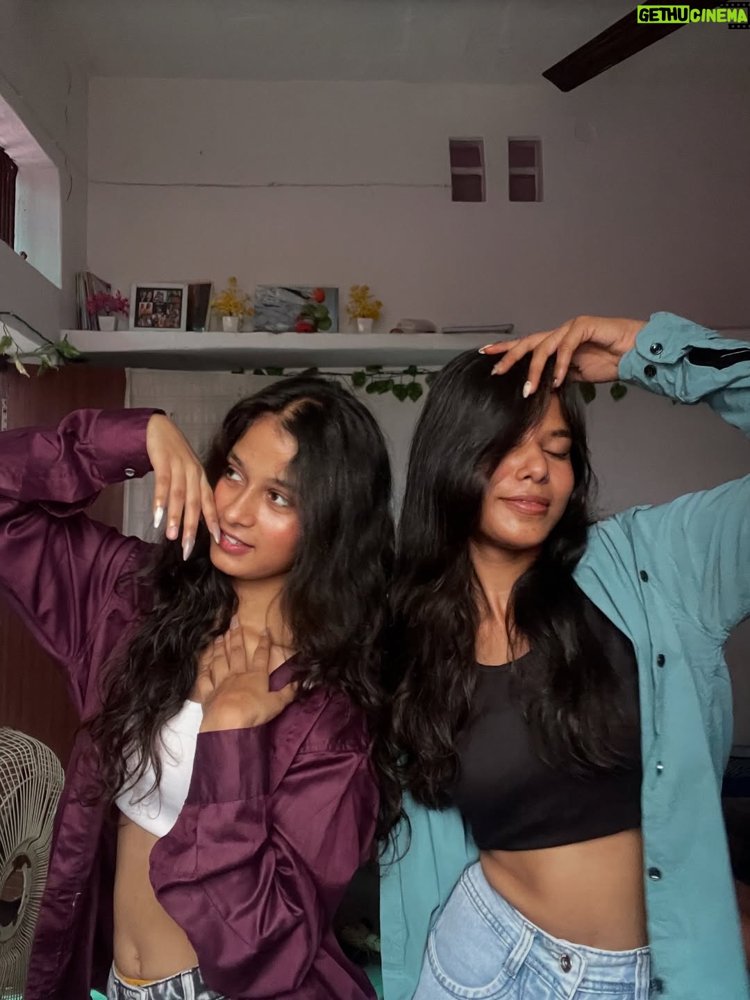 Varsha Sapna - 4.5K Likes - “Oversized shirts, big smiles & better vibes ✨”

#reelitfeelit #reelkarofeelkaro #goviral #instagram #instagood #explorepage #attitude #expression