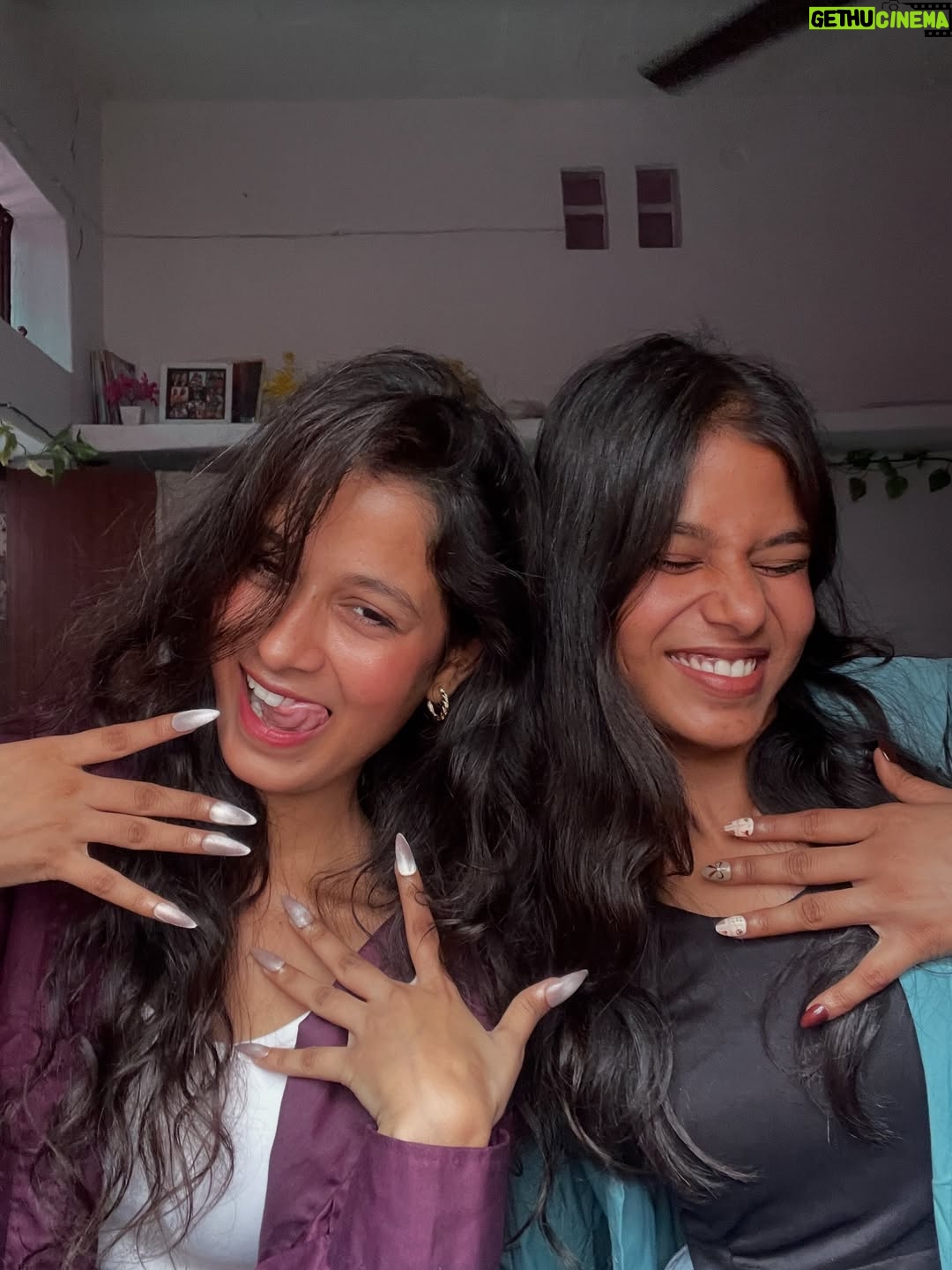 Varsha Sapna - 4.5K Likes - “Oversized shirts, big smiles & better vibes ✨”

#reelitfeelit #reelkarofeelkaro #goviral #instagram #instagood #explorepage #attitude #expression