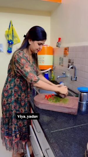 Varsha Yadav Instagram - Wow aapne to chatni bna liš
#viyayadav #IndianMasala #india #allindia #Viral #comedy #ComedyReel #hindi
#FunnyVideo #Reel #mumbai #indore #Indori #delhi #uttarpradesh