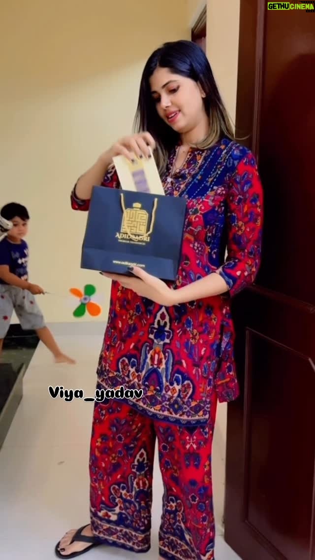 Varsha Yadav - 10.1K Likes - 🤣🤣🤣

#viyayadav #IndianMasala #india #allindia #Viral #comedy #ComedyReel #hindi 
 #FunnyVideo #Reel #mumbai #indore #Indori #delhi  #uttarpradesh