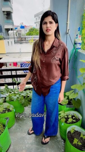 Varsha Yadav Instagram - Bas din bhar paudhe dikhva lo !!
#viyayadav #IndianMasala #india #allindia #Viral #comedy #ComedyReel #hindi
#FunnyVideo #Reel #mumbai #indore #Indori #delhi #uttarpradesh #patipatninokjhok