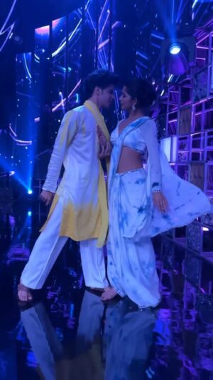 Vartika Jha Instagram - Ye ladki haae alla …. Hhae haae re allaaaaaaaaa……
@jhavartika …
.
A quick reel with no music 😁😁😁😁
Thanks @vipulkandpalofficial for shooting 😁😁😁.
.
.
#fun #masti #dance #love #madness #pratikutekar #vartikajha #superdancer #set #mumbai