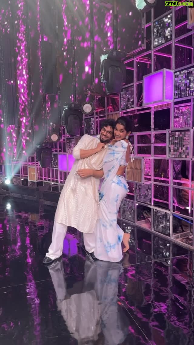 Vartika Jha - 21.3K Likes - Ye Chand Sa Roshan Chehra ☺️
With the one and only OG @rupesh_soniii hehe❤️😘

Thank you so much for this Saree @karsonali di 😘😘