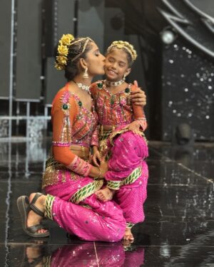 Vartika Jha Instagram - Apsara Ali with my idol @jhavartika mam 🥰❤️ love my mam 🙈 

.
.
#new #photoshoot #superdancer #viralpost #vartikajha #sonytvofficial #explorepage✨